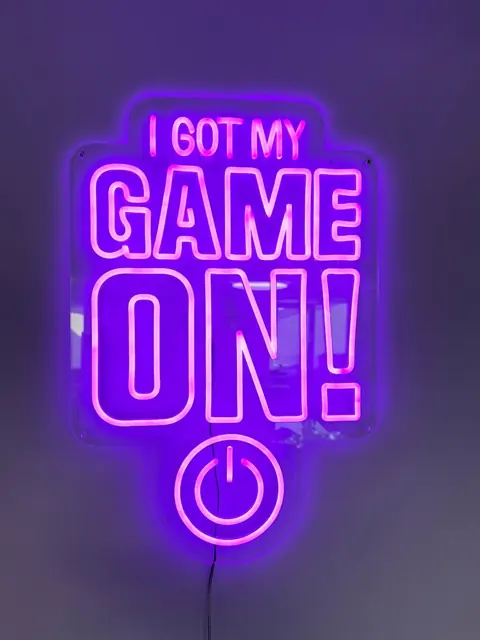 Violetinis LED neoninis užrašas žaidimų kambariui ant skaidraus pagrindo